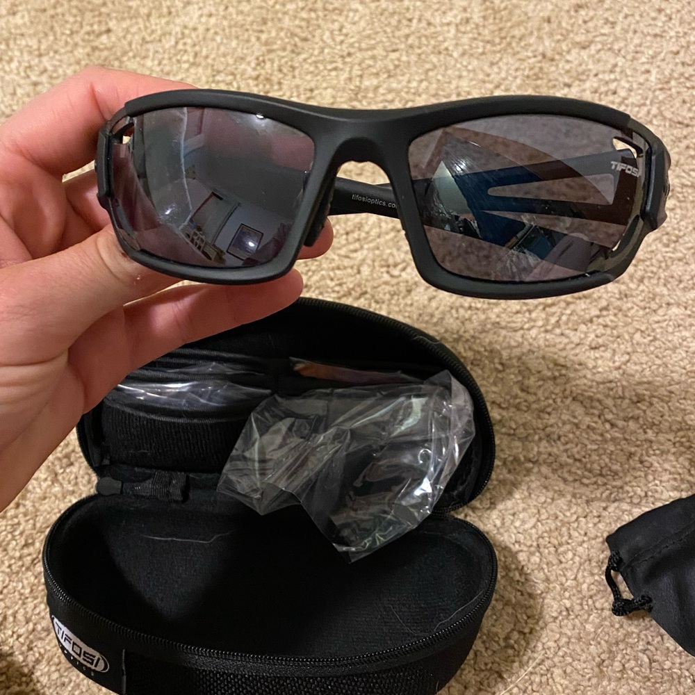 tifosi athletic glasses with 2 interchangeable lenses